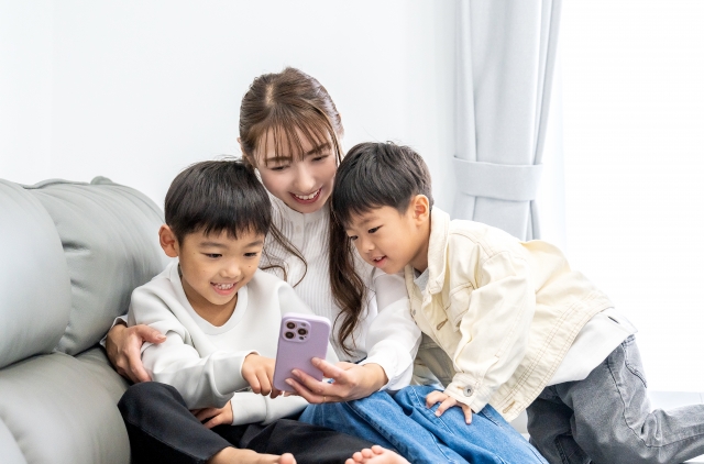 スマホを覗く親子