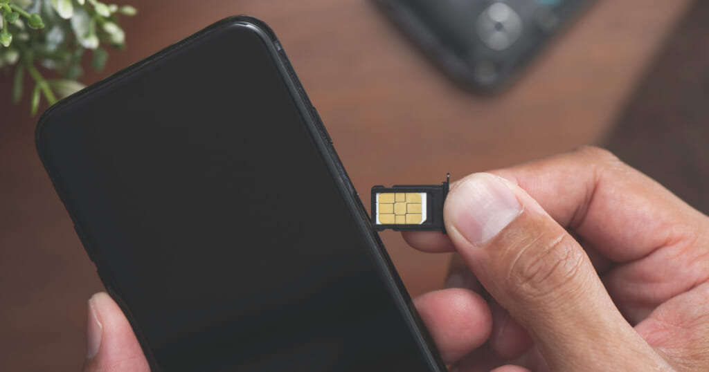 スマホにSIMカードを入れている