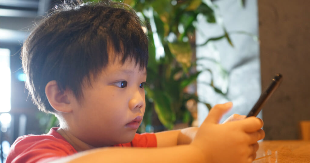スマホを持つ子供