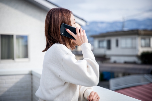 電話している女性