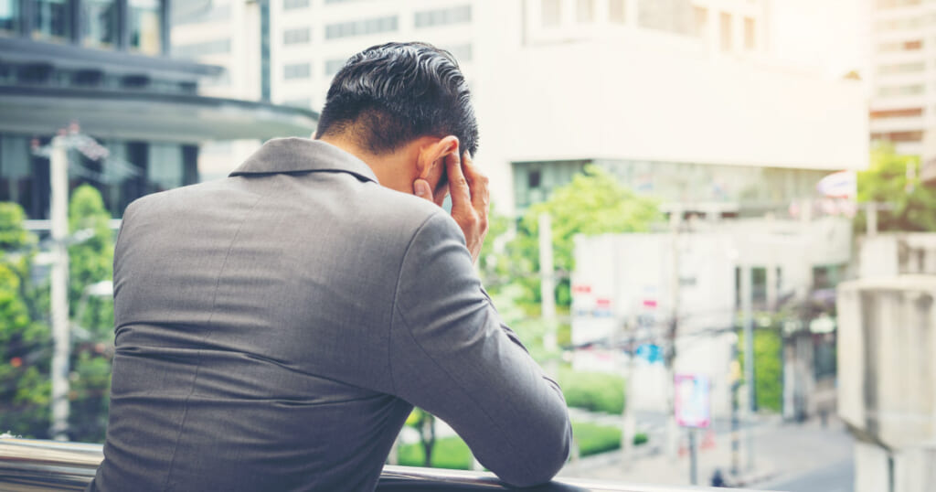 後悔する男性