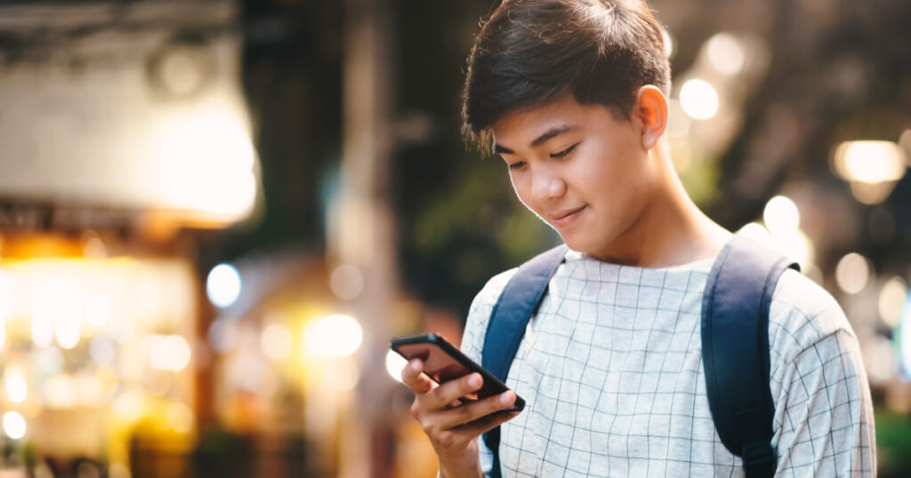 スマホを持つ青年