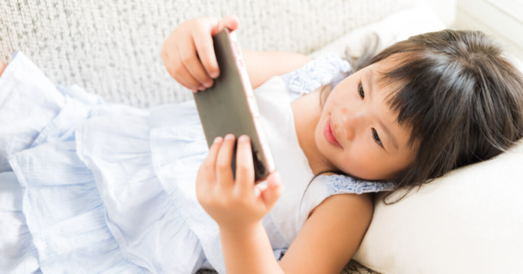 スマホを持つ女の子