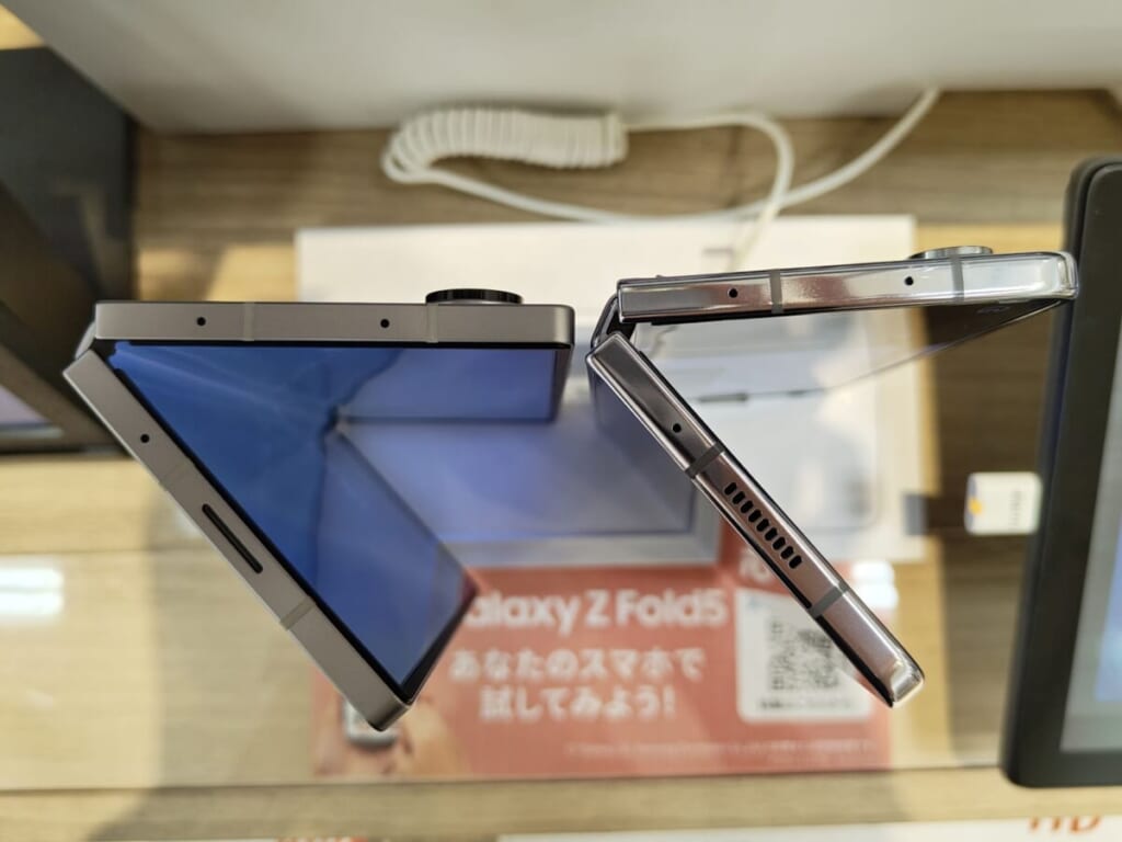 Galaxy Z Fold6とGalaxy Z Fold5のカラー・デザインを比較