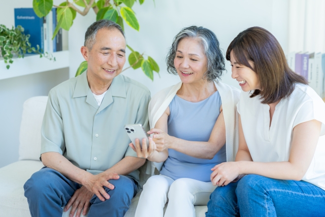 スマホの安心機能を見る家族