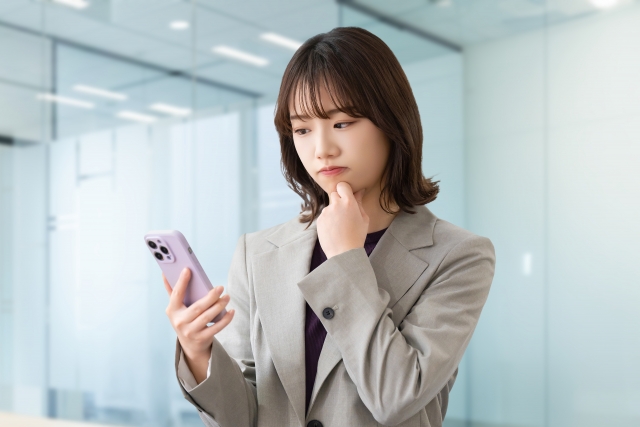 悩む女性