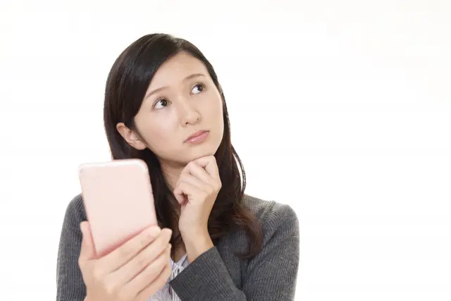 悩む女性