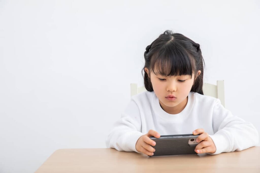 スマホを見る子供