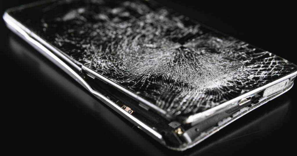 破損したスマホ