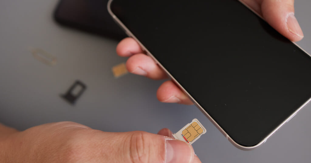 スマホにSIMカードを入れる