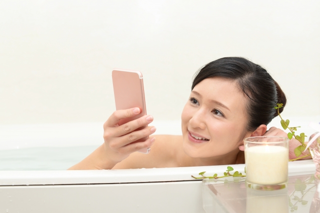 お風呂場で使える防水スマホの選び方