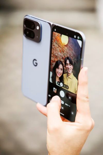 Google Pixel 10 Pro Foldの背面カメラでの自撮り