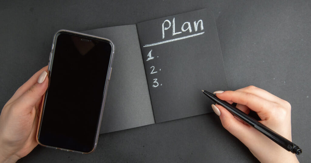 スマホを持った手